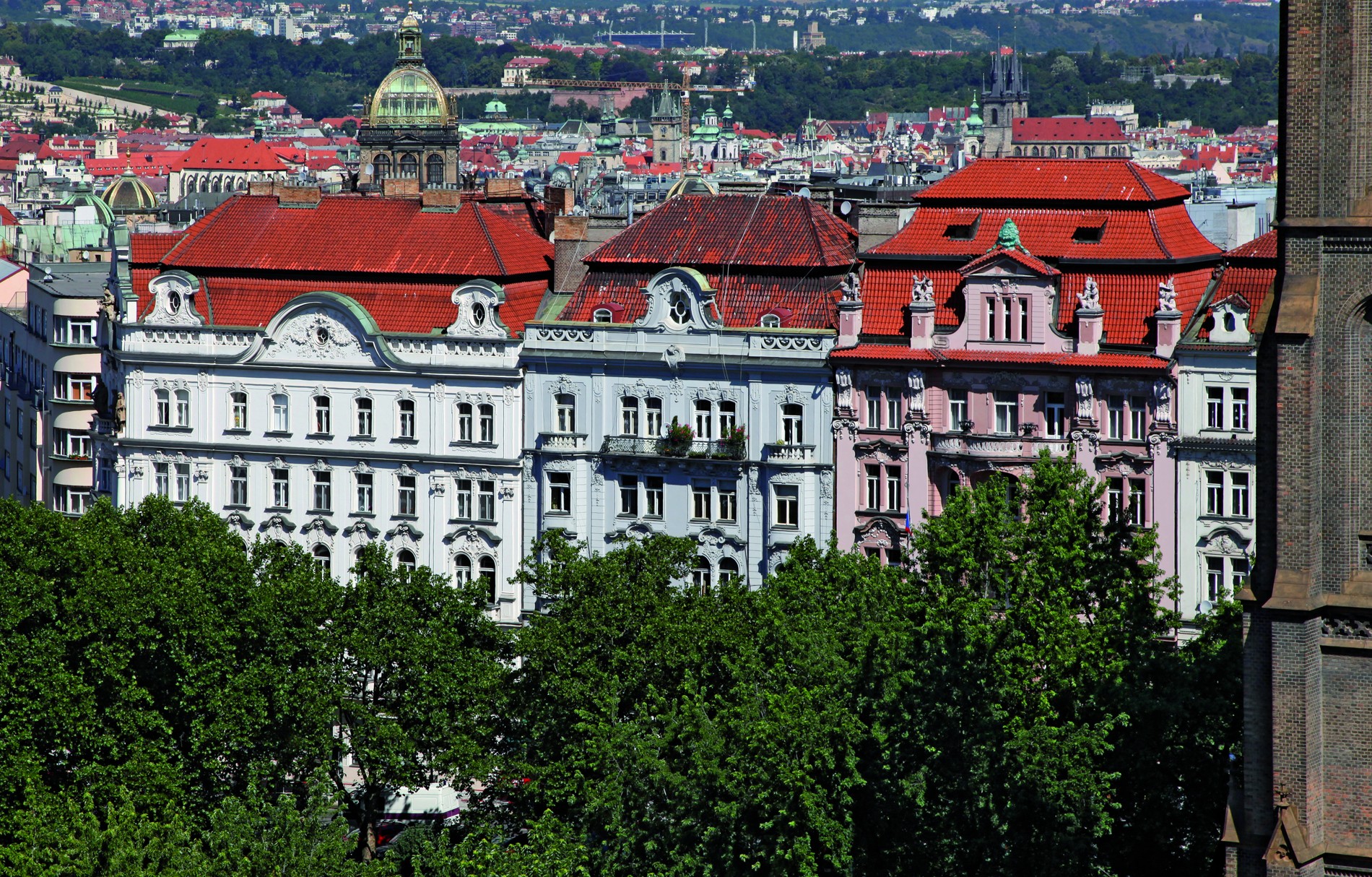 Neobarokní nájemní domy na náměstí Míru a neogotický nájemní dům na Vinohradské třídě