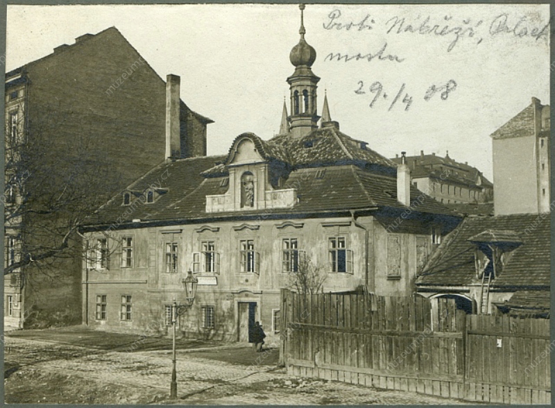 Dům Podskalská čp. 1252/24 s reliéfem štěrkaře