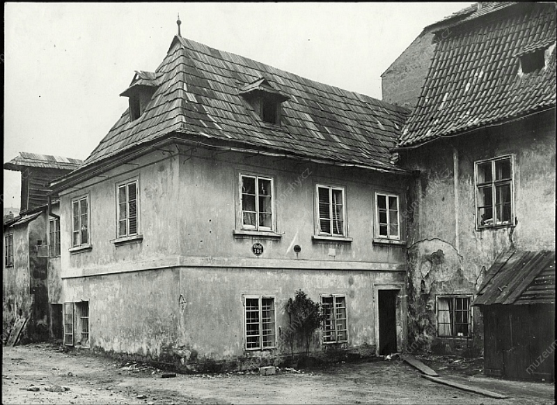 Dům v Podskalské čp. 391/9 s reliéfy dětí a čp. 392/7 se sovami na portále