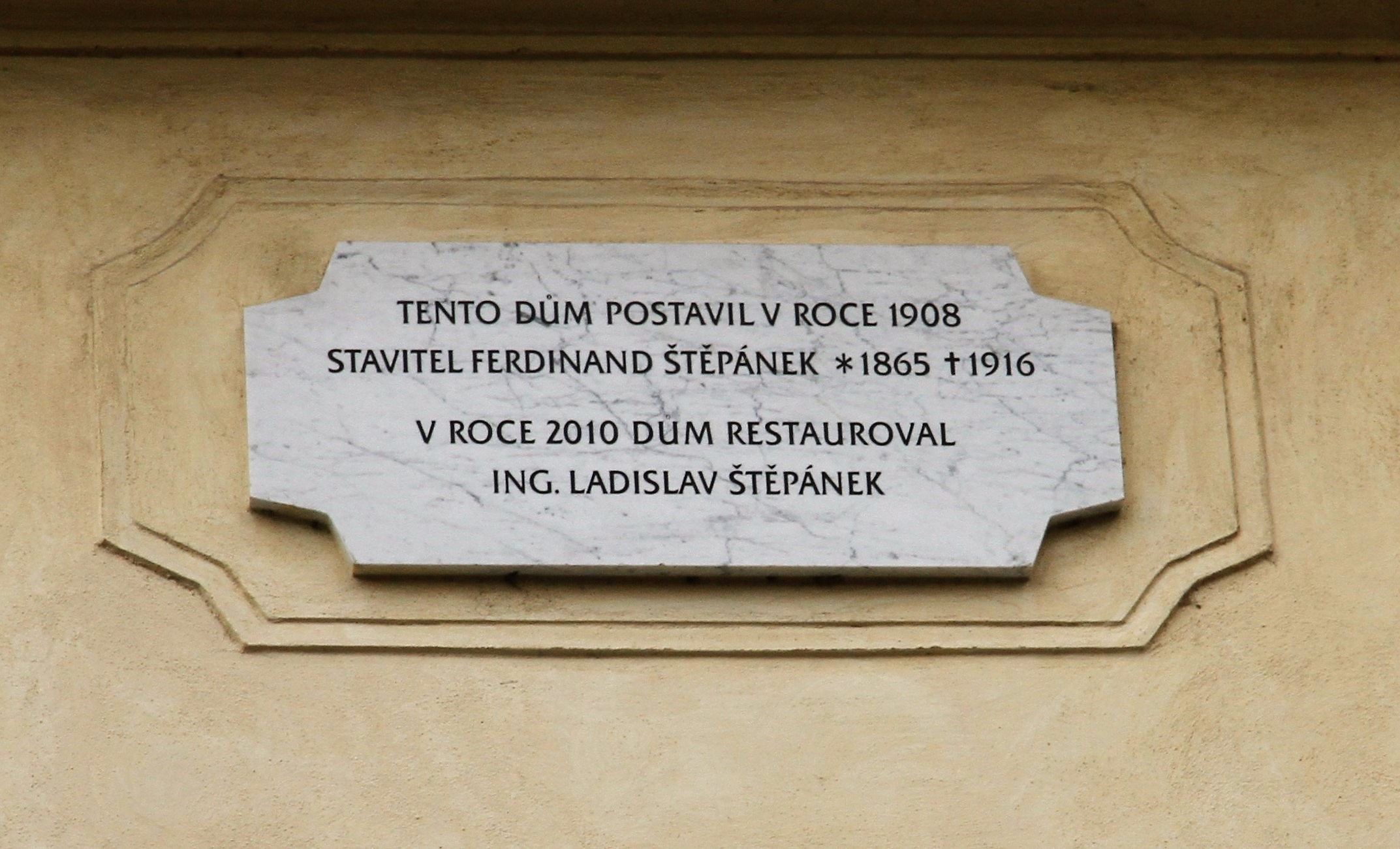 Secesní dům Na Výtoni čp. 2034/7 s reliéfem sv. Václava,