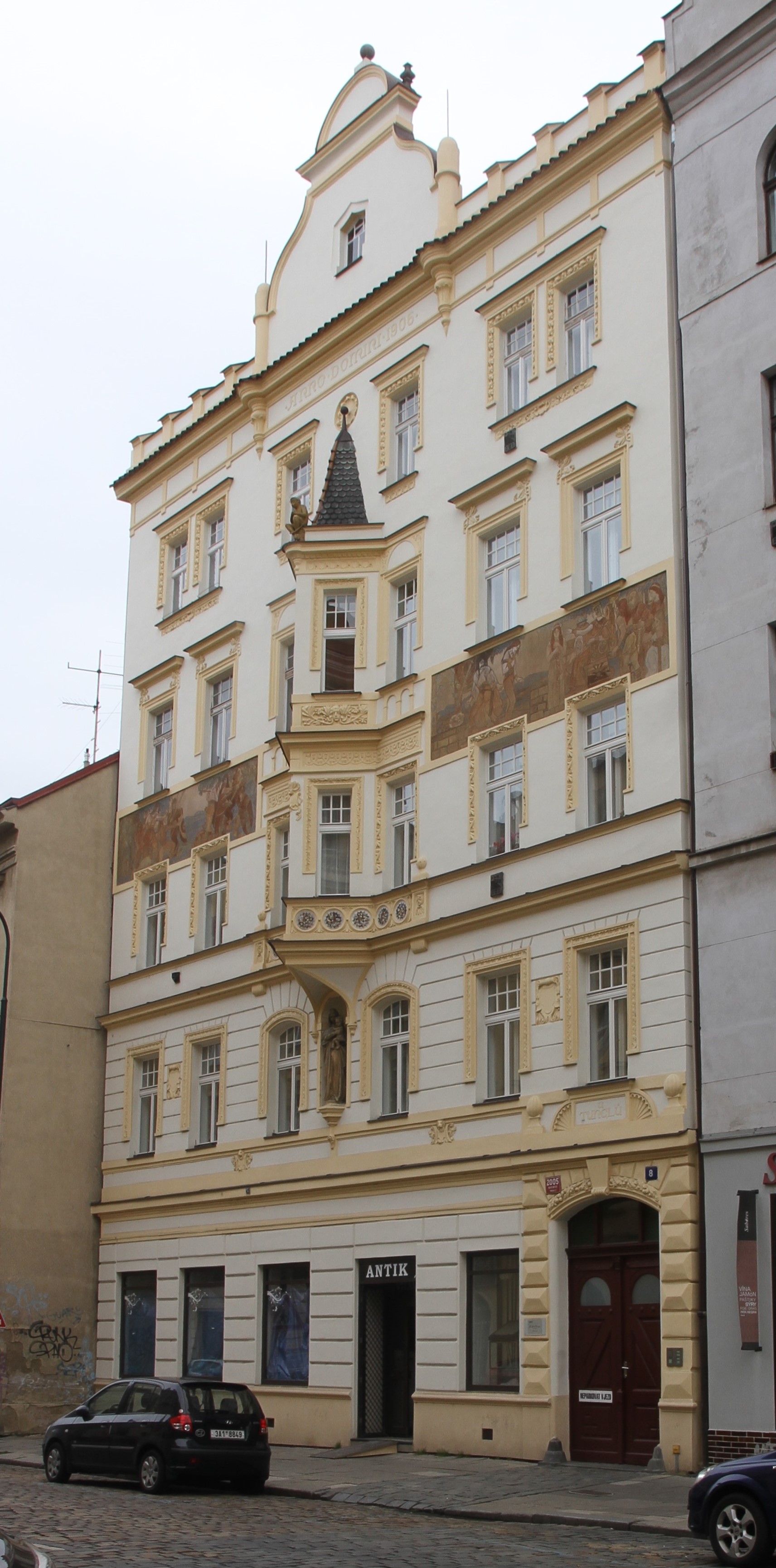 Dům čp. 2005/8 U Tunclů s malbami ze starých pověstí českých