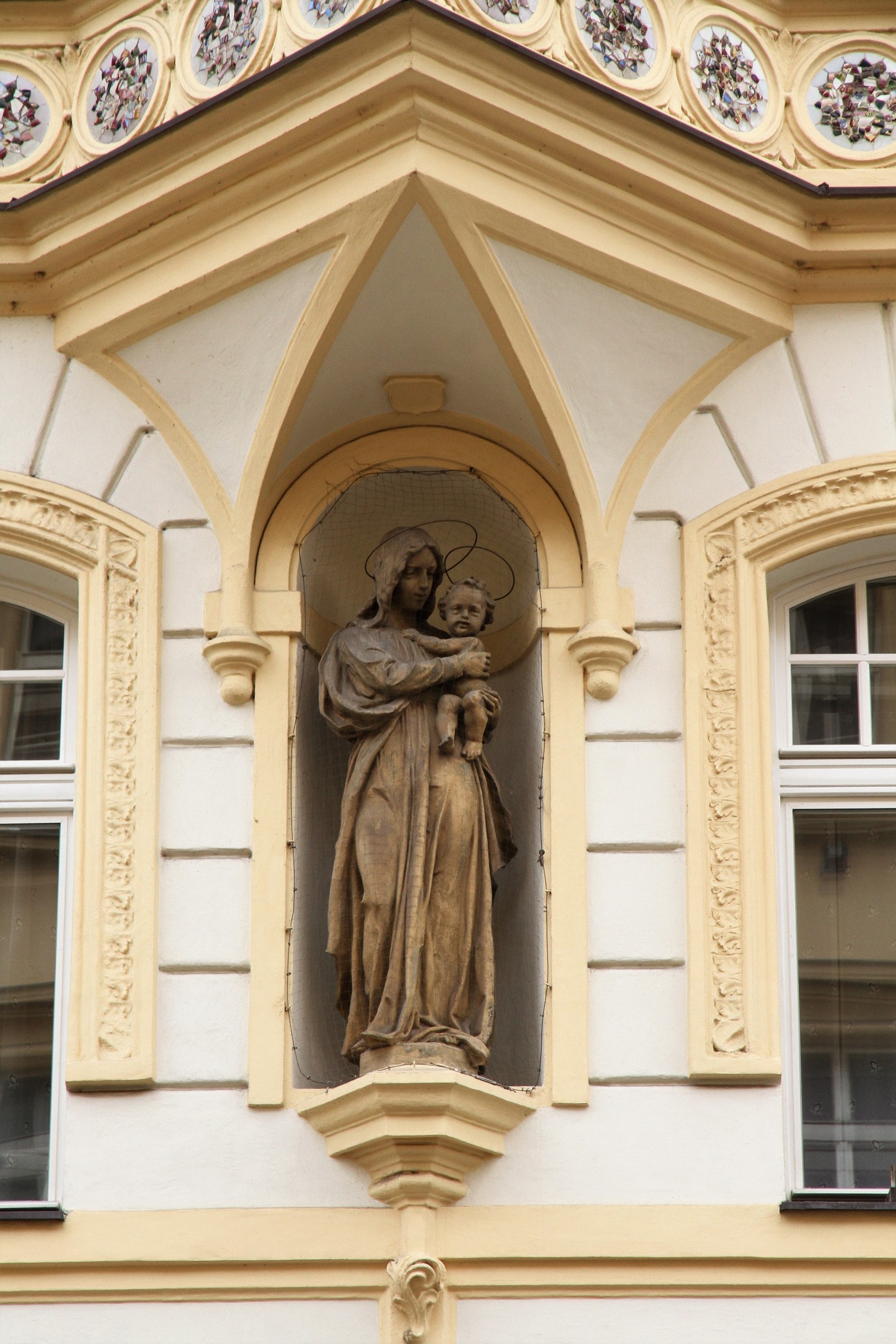 Dům čp. 2005/8 U Tunclů s malbami ze starých pověstí českých