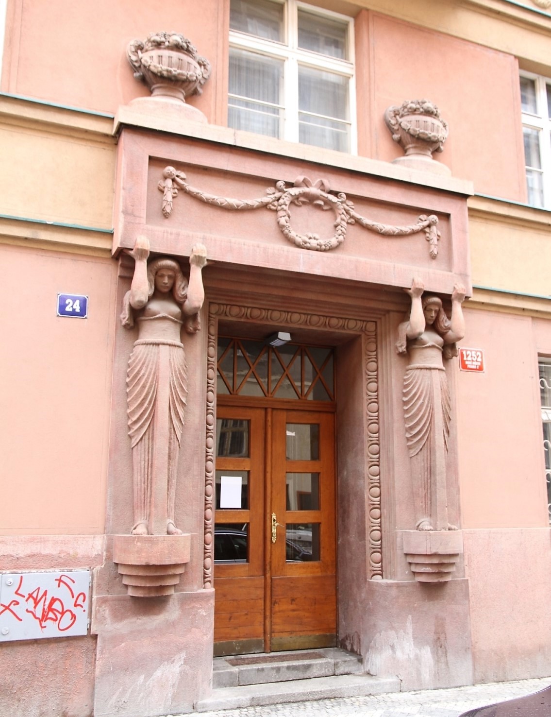 Dům Podskalská čp. 1252/24 s reliéfem štěrkaře
