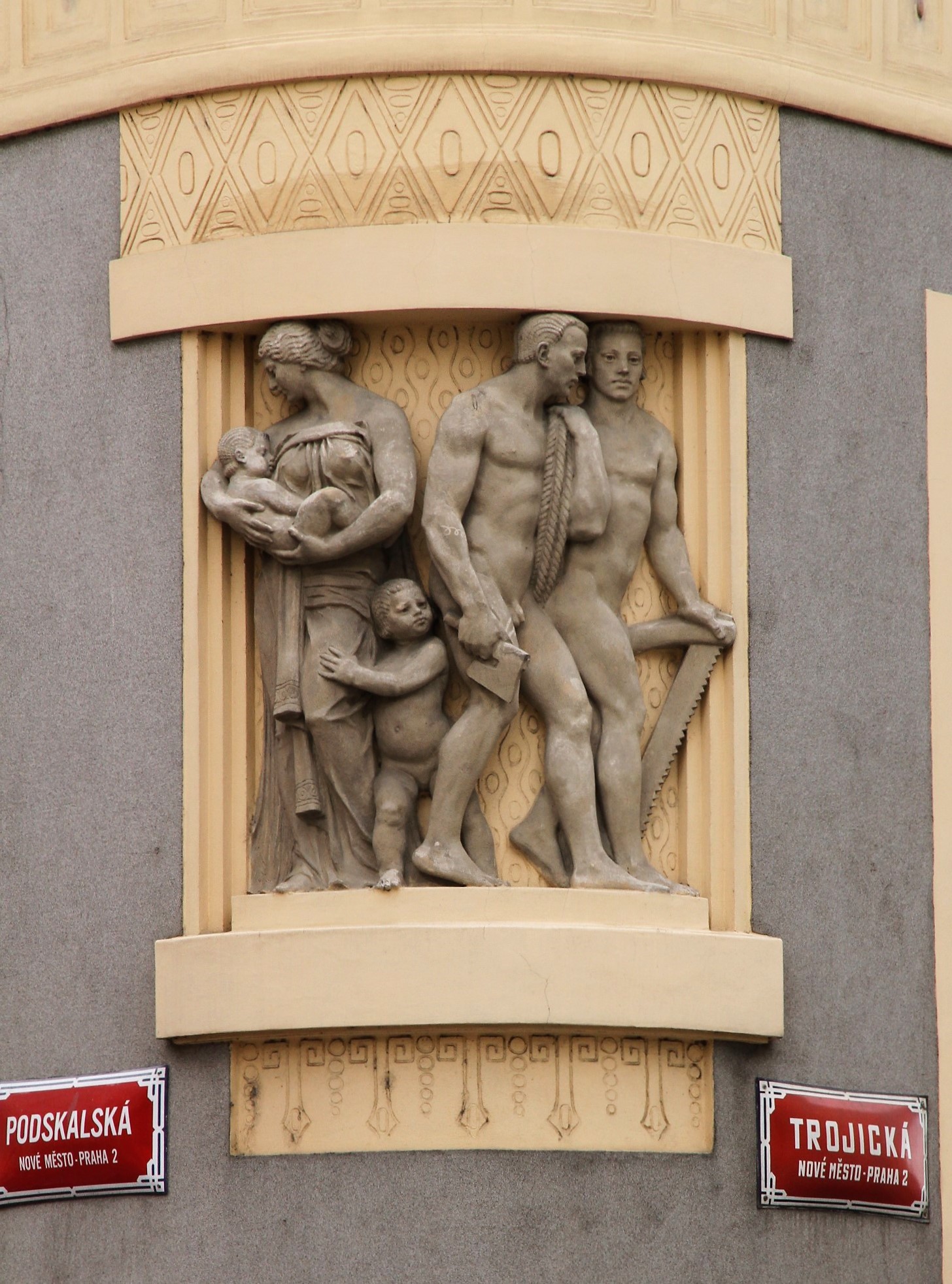 Dům čp. 1449-II/25 s reliéfem plavců