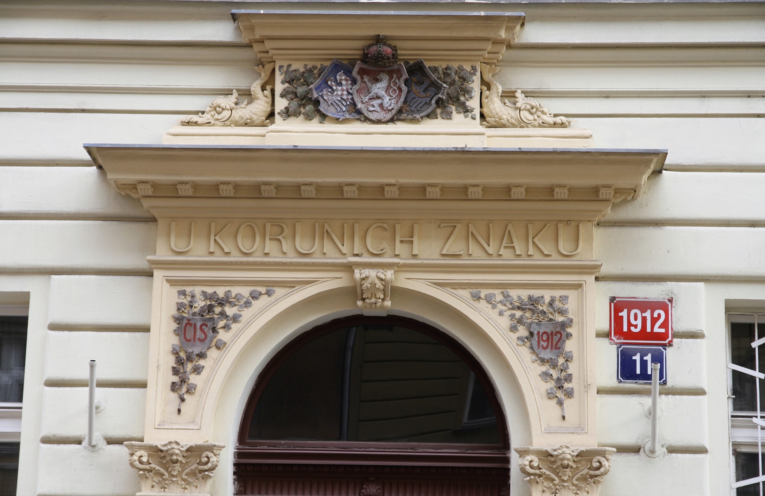 Dům U Korunních znaků, Trojická čp. 1912/11