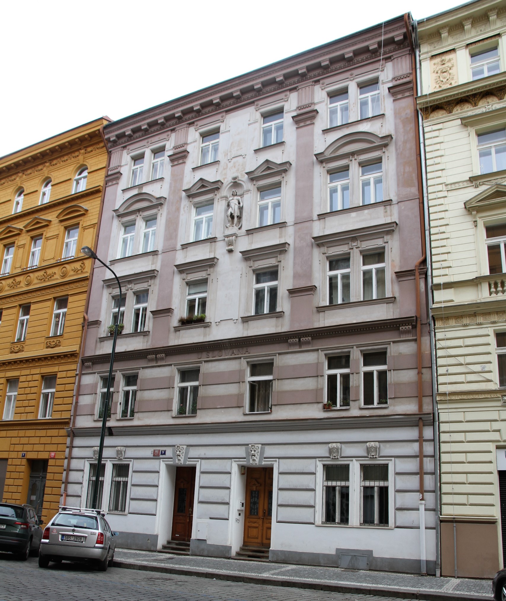 Dům U Korunních znaků, Trojická čp. 1912/11