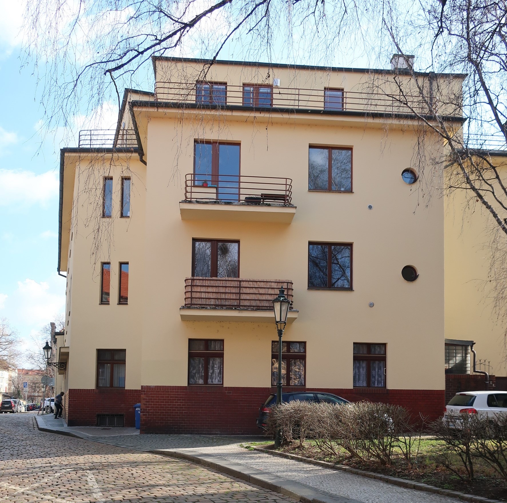 Jedová chýše, Apolinářská čp. 445/6