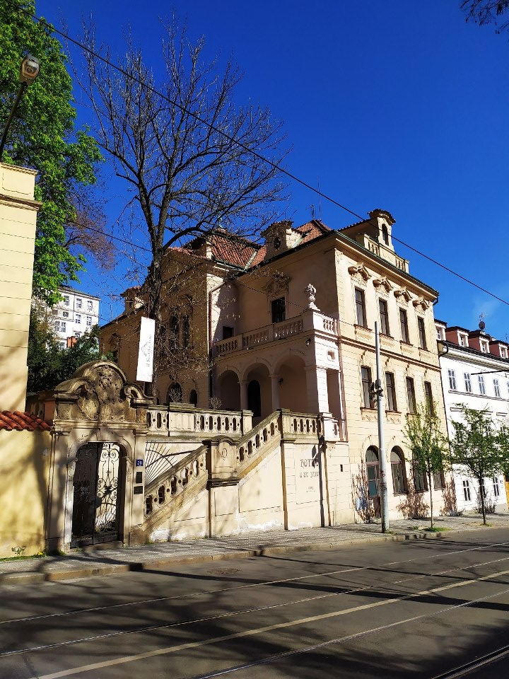 Fara u kostela sv. Jana Nepomuckého, Vyšehradská čp. 1991/28