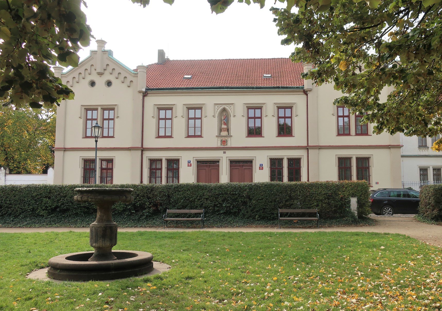 Kanovnická rezidence, K Rotundě čp. 90,91/12,14
