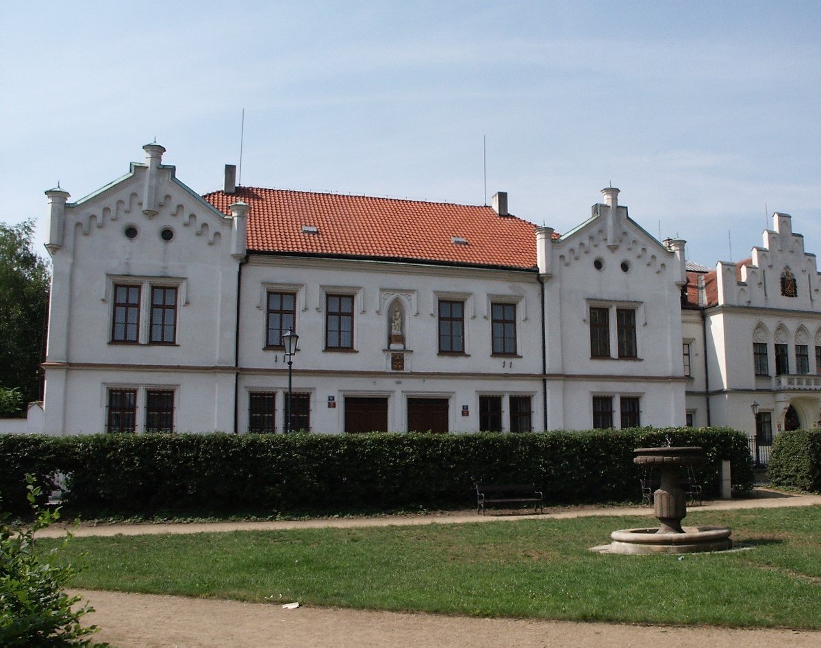 Kanovnická rezidence, K Rotundě čp. 90,91/12,14