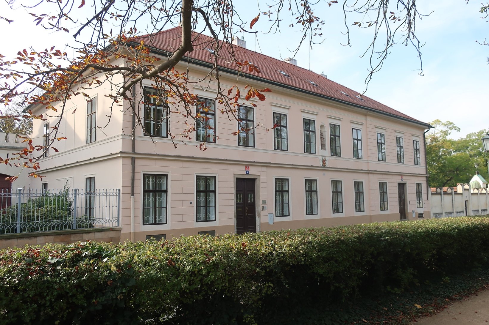 Stará rezidence, K Rotundě čp. 81, 82/6,8