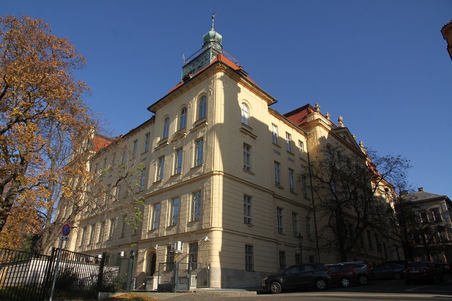 Fyzikální ústav, Ke Karlovu čp. 2026/5