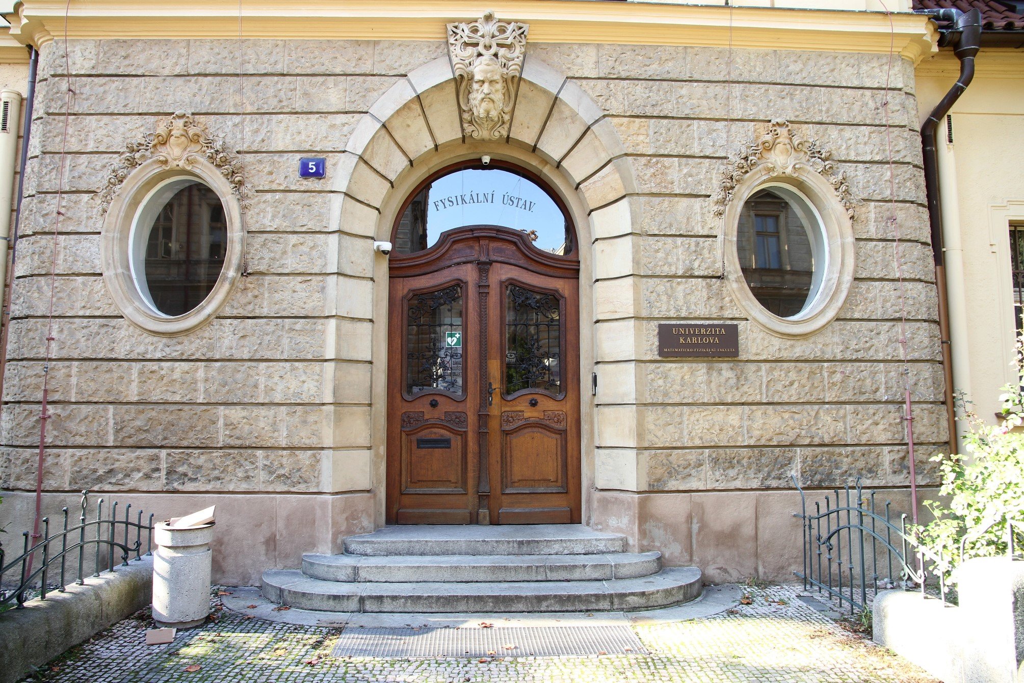 Fyzikální ústav, Ke Karlovu čp. 2026/5
