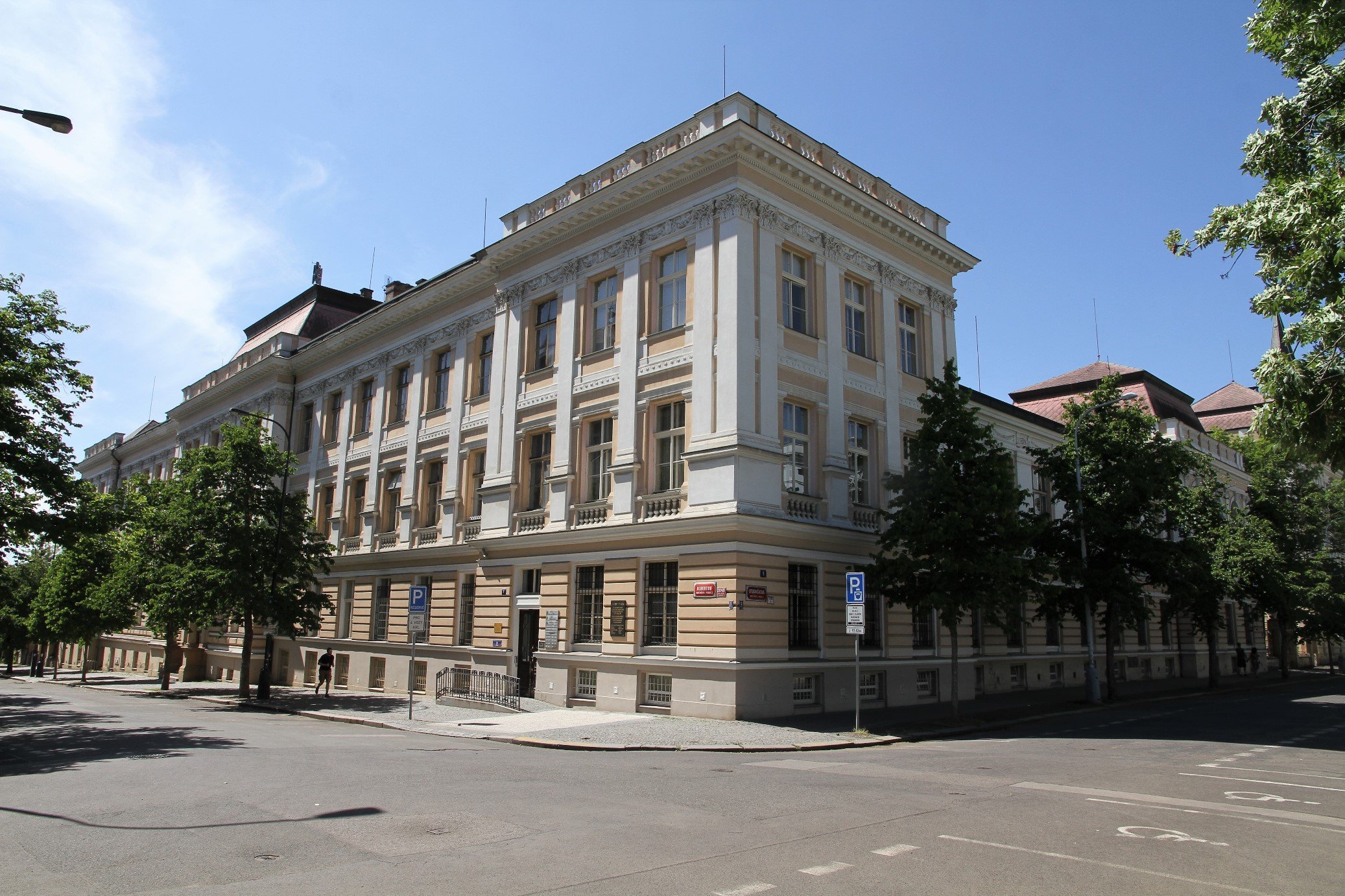 Fyziologický ústav, Albertov čp. 2029/5, čp. 2049/7