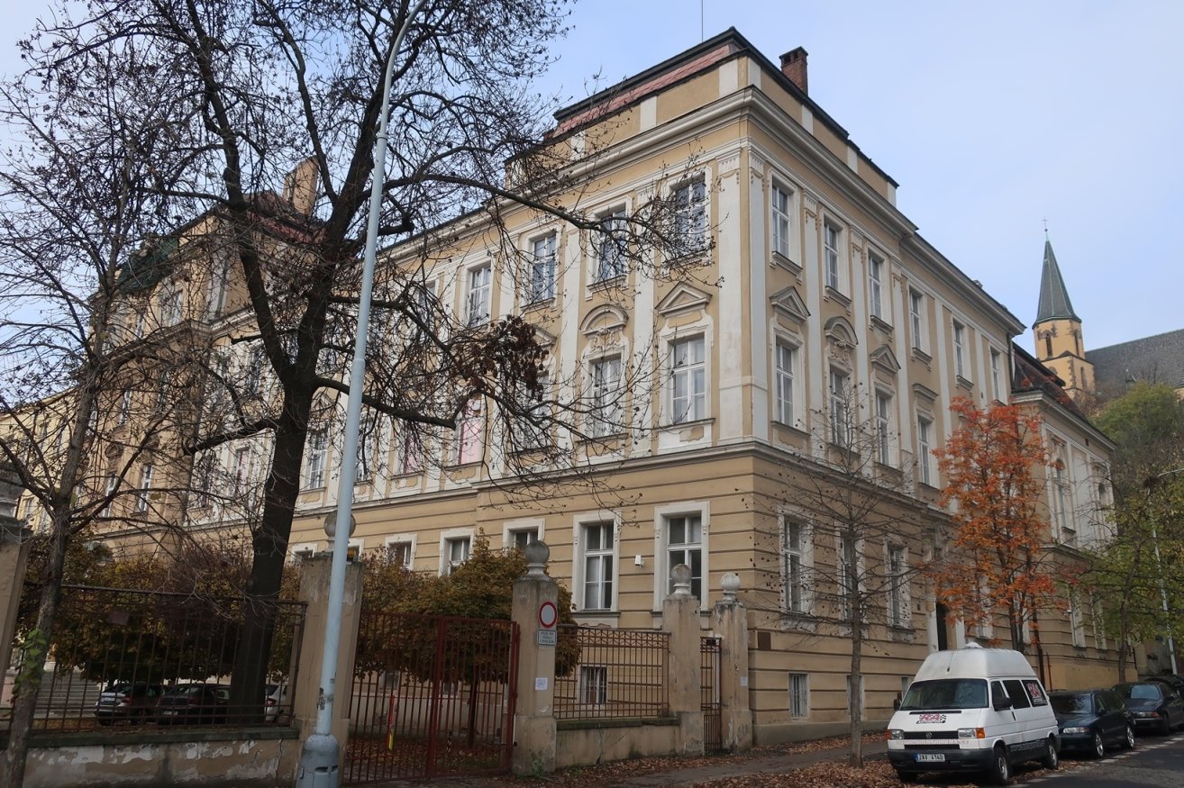 Hygienický ústav, Studničkova čp. 2027/7