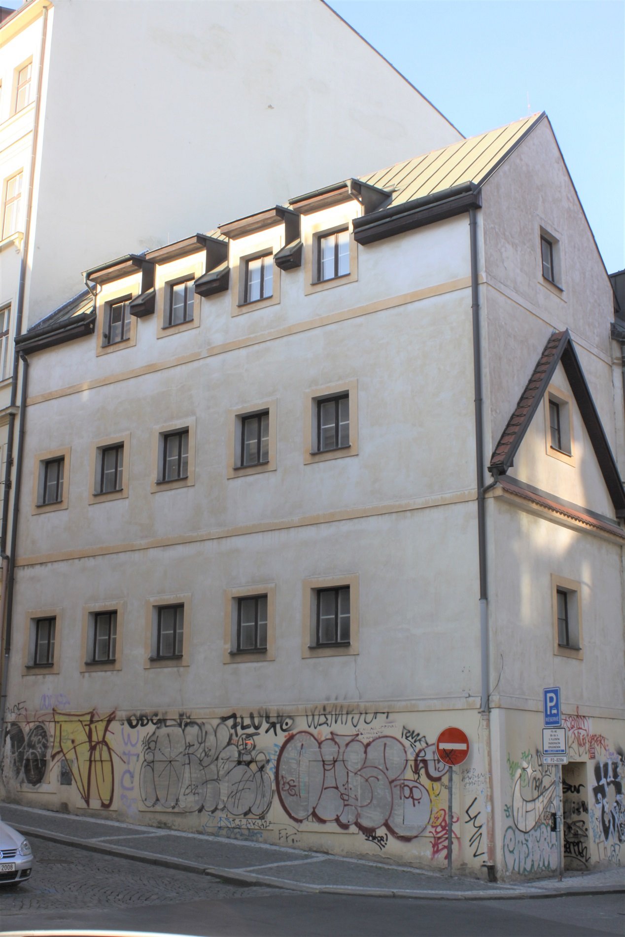 Bývalá kaple Všech Svatých, V Tůních čp. 1268/5, Na Rybníčku 20 a dům Na Rybníčku 18