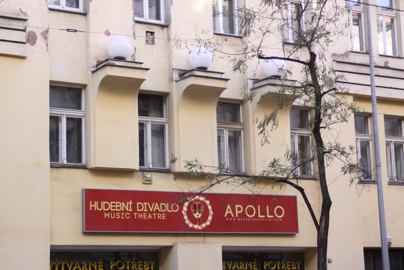Palác Koruna česká s divadelním sálem, Korunní čp. 926/30