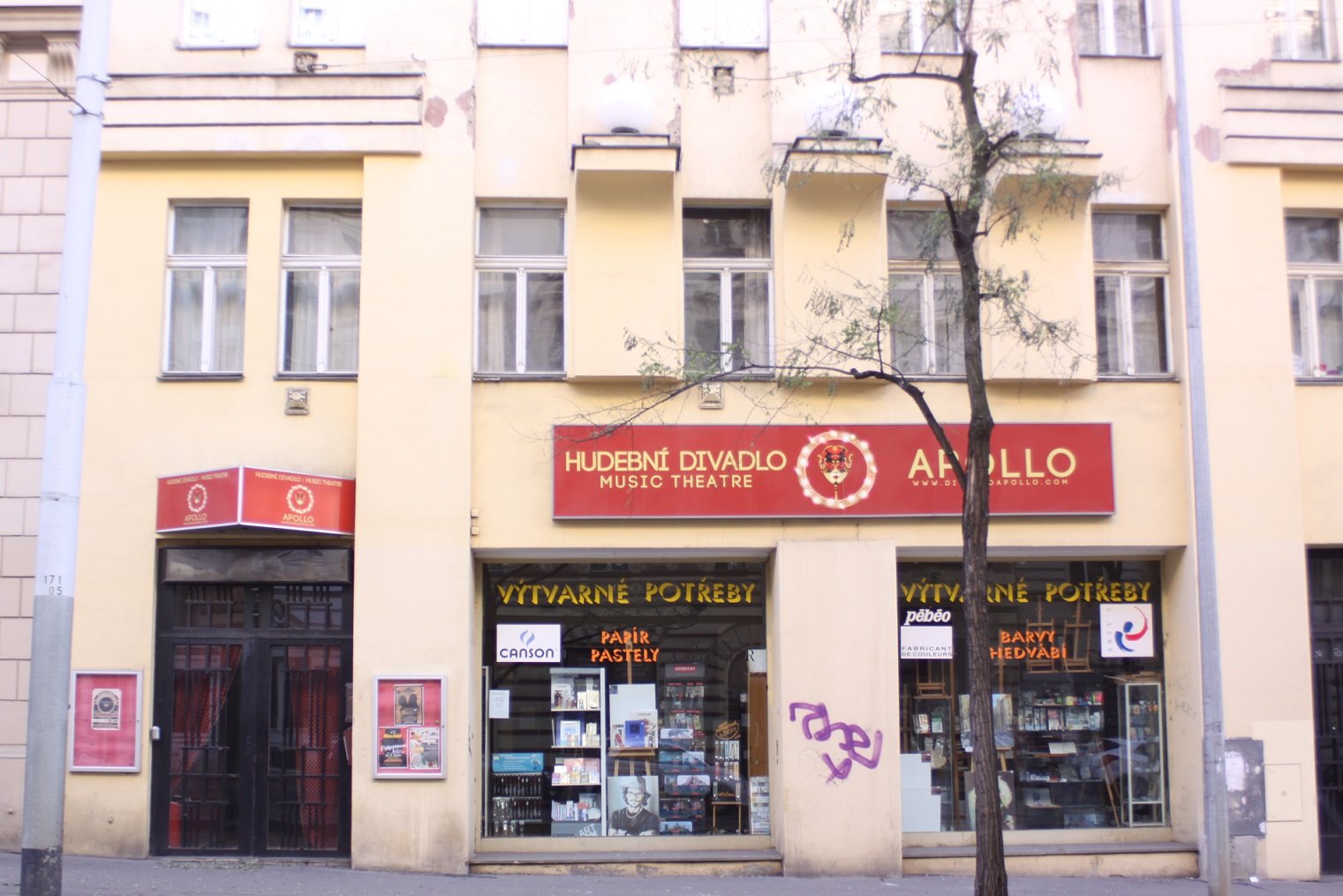 Palác Koruna česká s divadelním sálem, Korunní čp. 926/30
