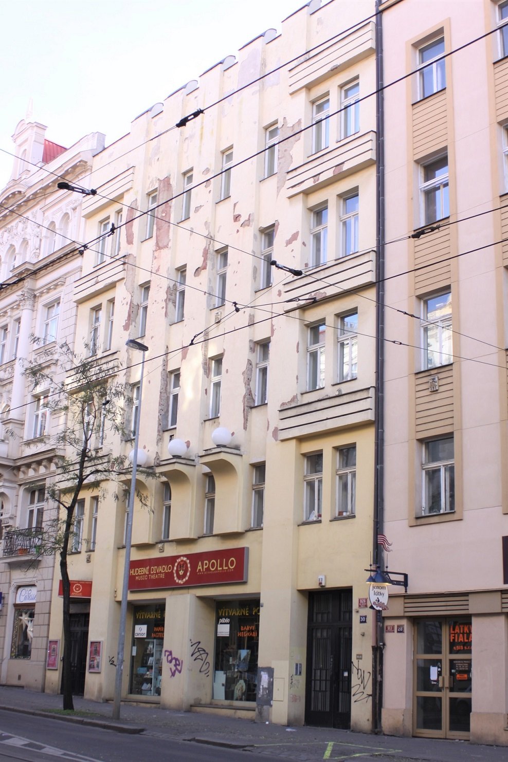 Palác Koruna česká s divadelním sálem, Korunní čp. 926/30