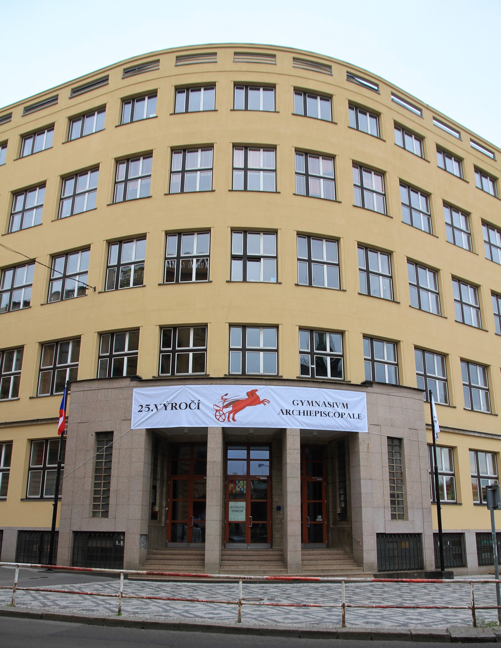 Arcibiskupské gymnázium, Korunní čp. 586/2