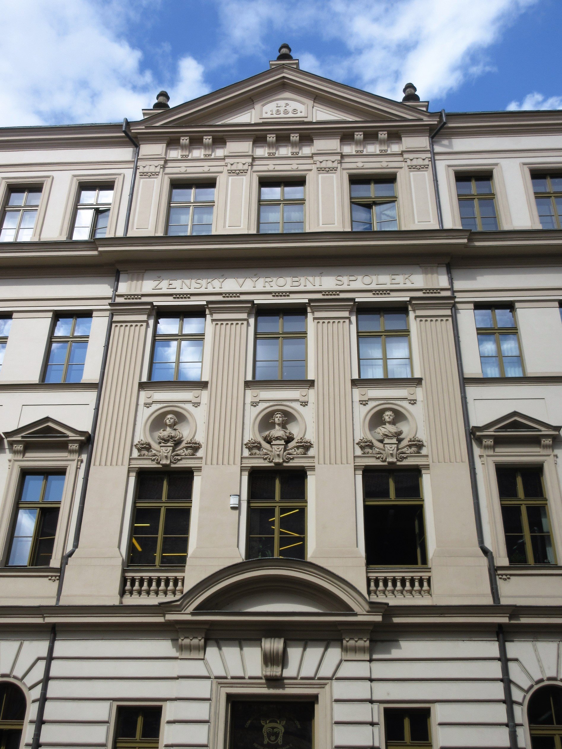 Českoslovanská obchodní akademie, Resslova čp. 1940/5