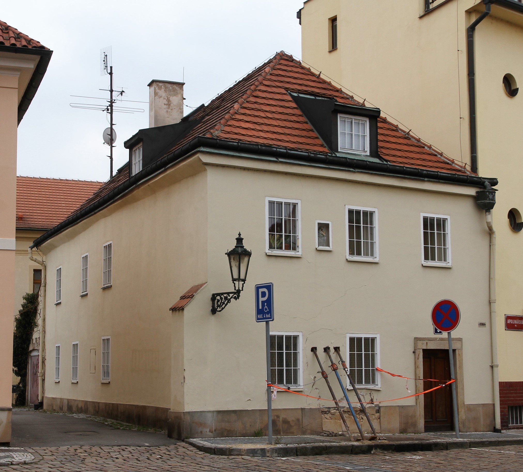 Měšťanský dům Apolinářská čp. 444/8