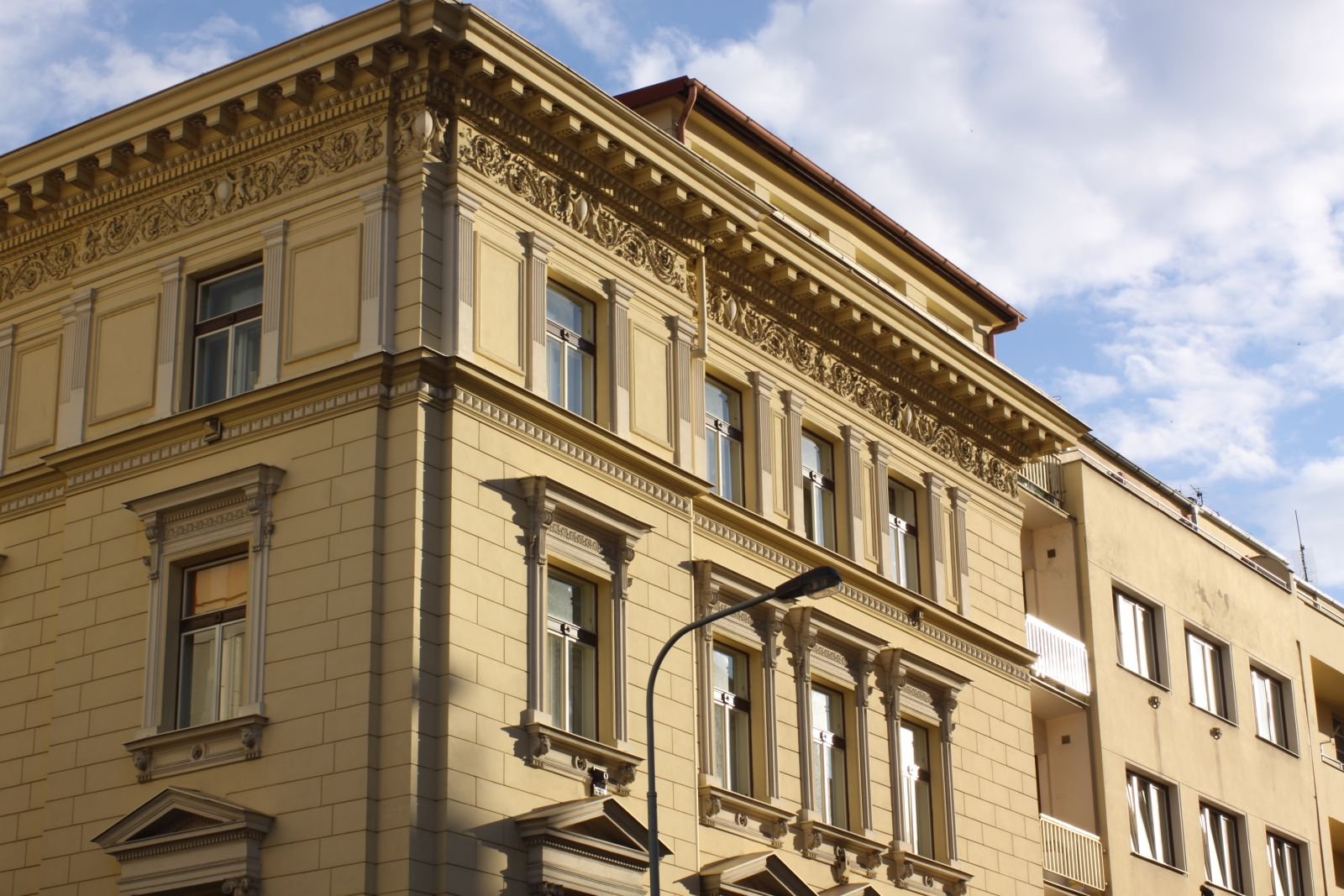 Nájemní dům s lékárnou U svaté Ludmily, Belgická čp. 238/37