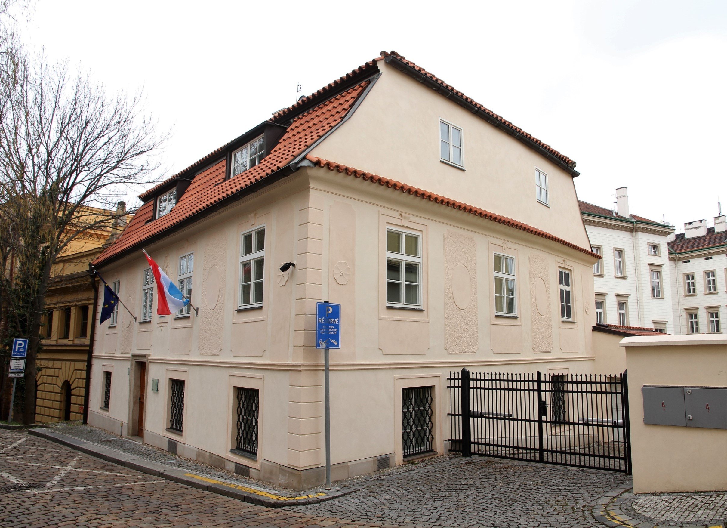 Měšťanský dům U Charvátů, Apolinářská čp. 439/9