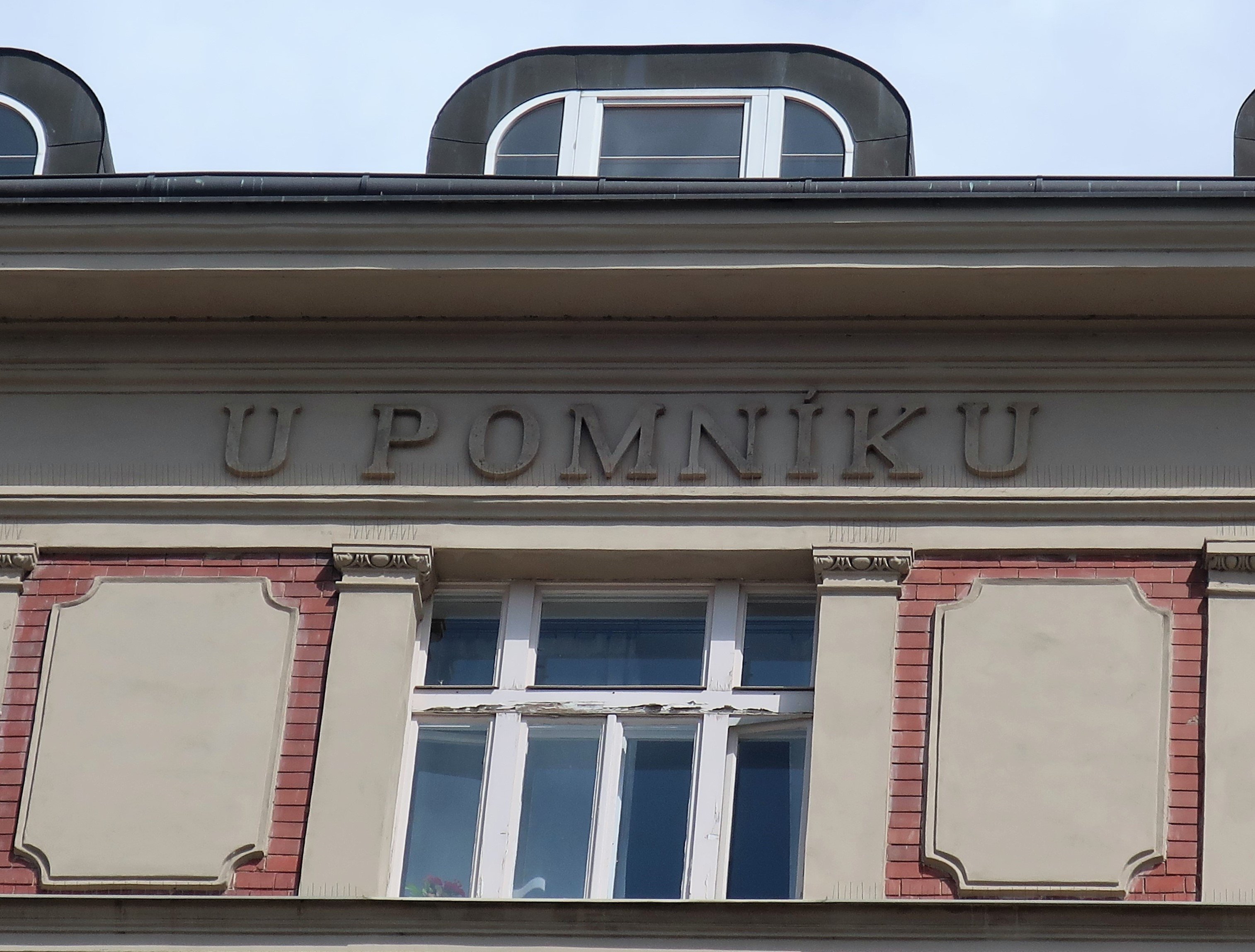 Dům U Pomníku, Palackého náměstí čp. 357/3