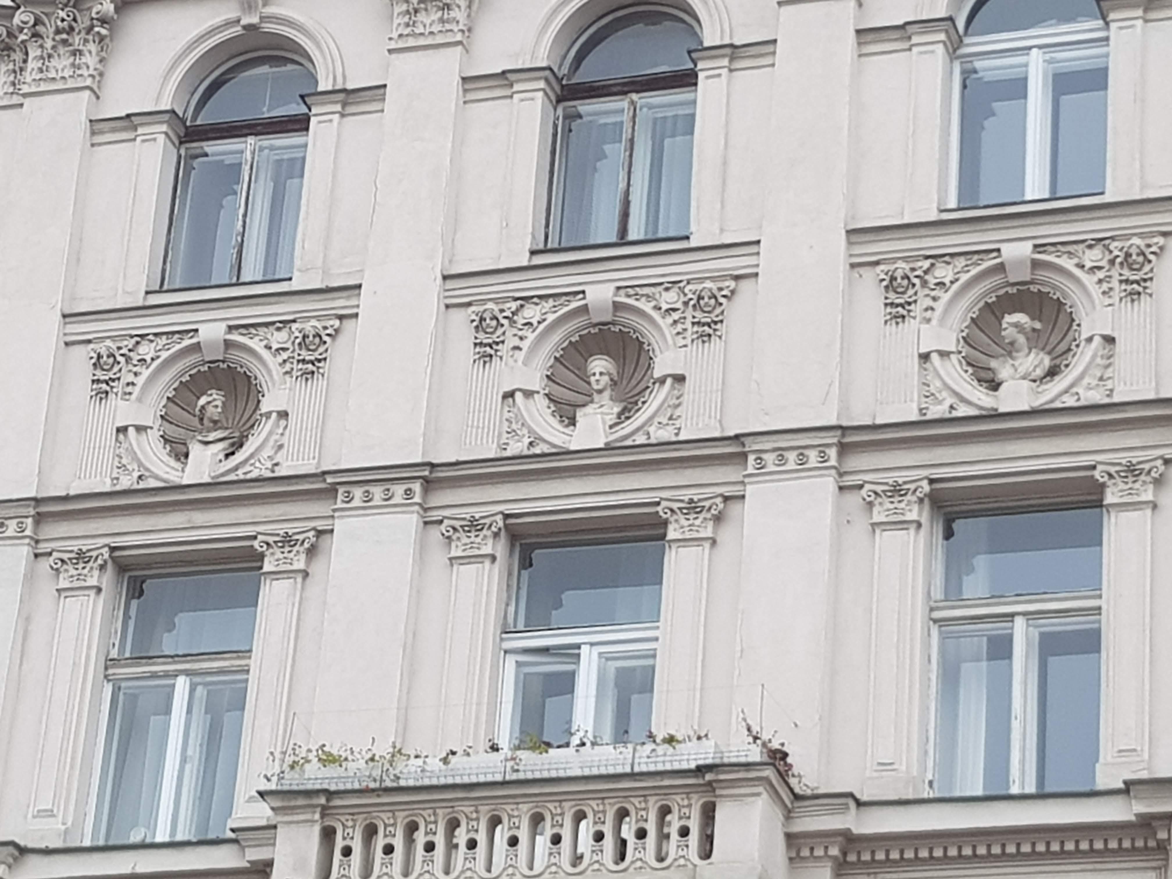 Dům "U zlatého vola" Karlovo nám. čp. 557/30