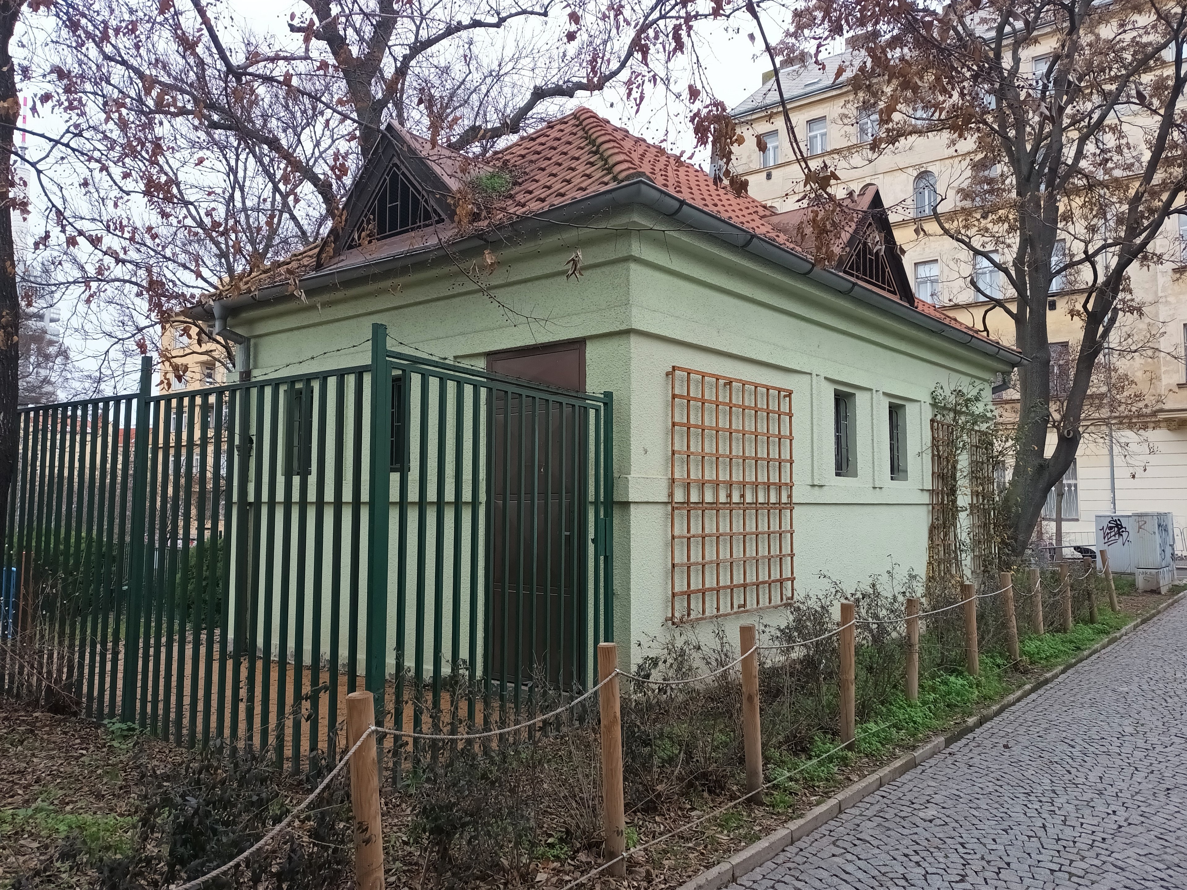 Domek správce sadu a hřiště, Čechovy sady