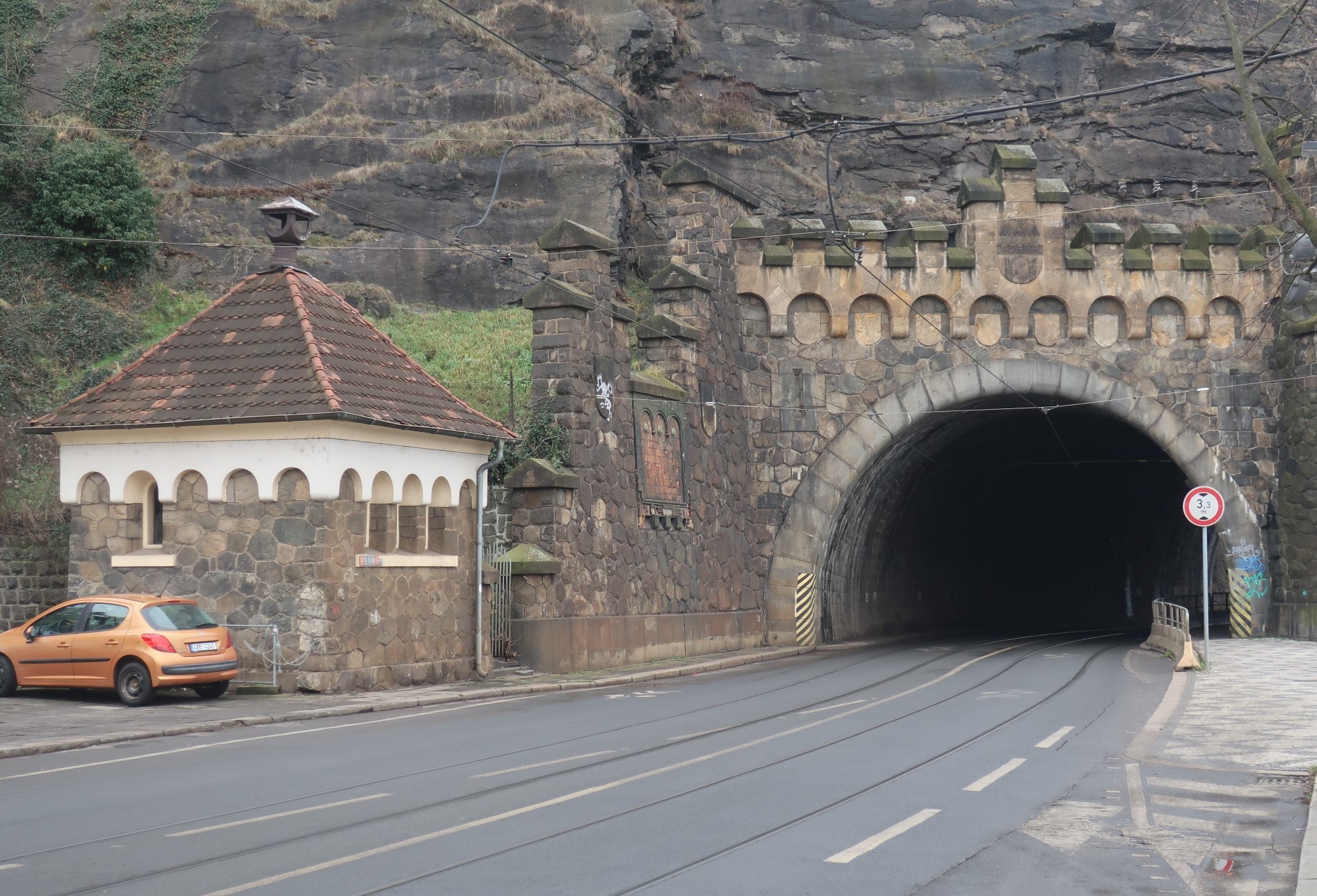 Domeček u vyšehradského tunelu, Rašínovo nábřeží