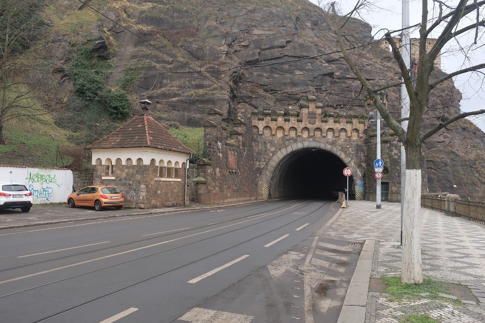 Domeček u vyšehradského tunelu, Rašínovo nábřeží