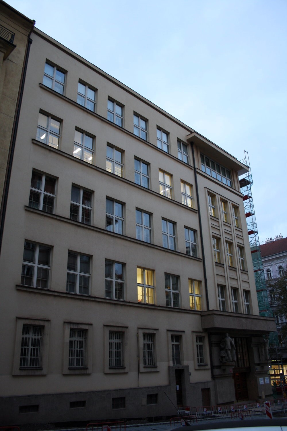 Škola střední ekonomická, Vinohradská čp. 1971/38
