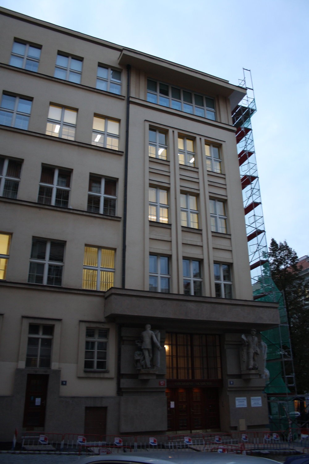 Škola střední ekonomická, Vinohradská čp. 1971/38