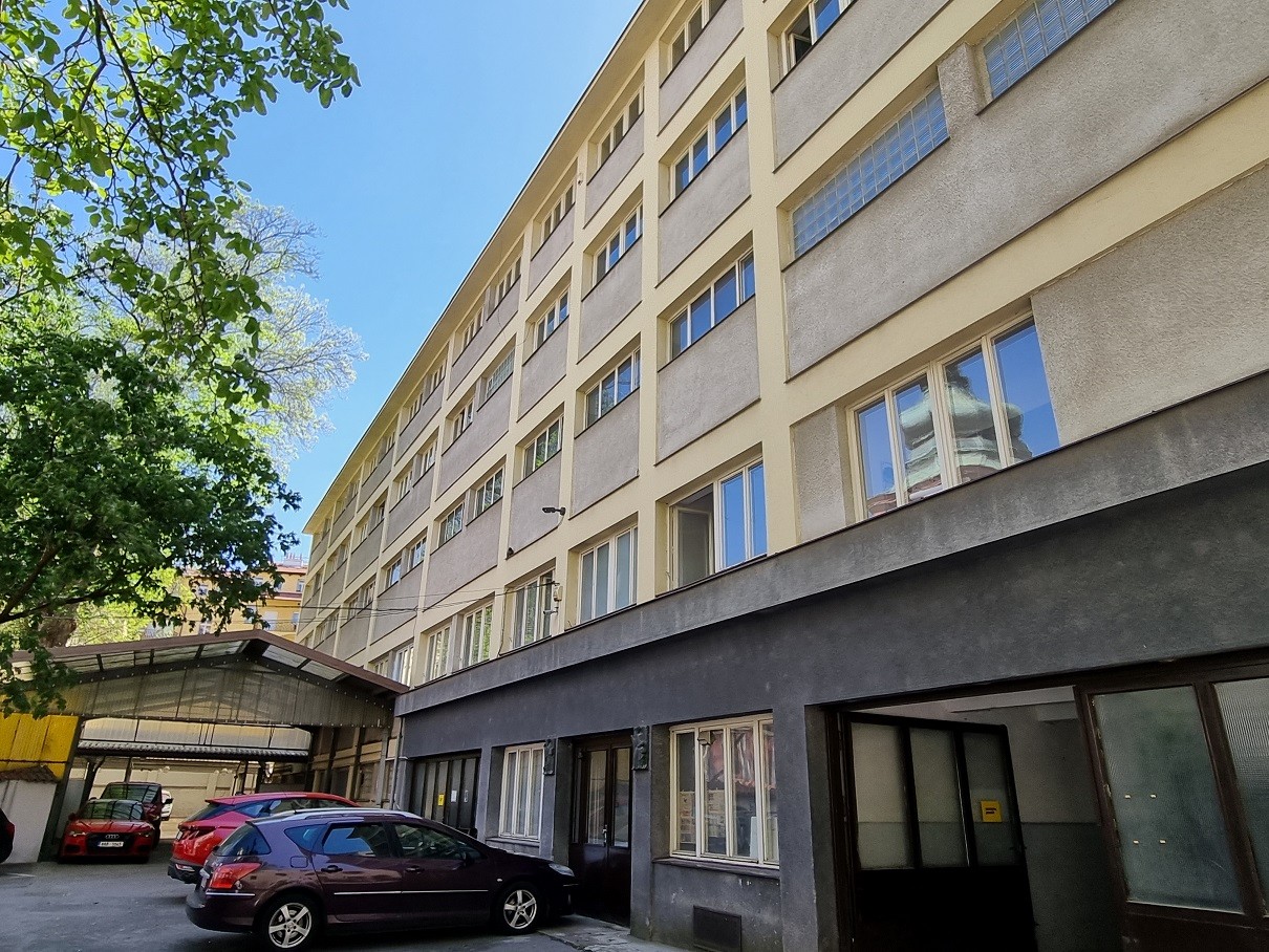 Patrové garáže Pod Slovany, Trojická čp. 437/20