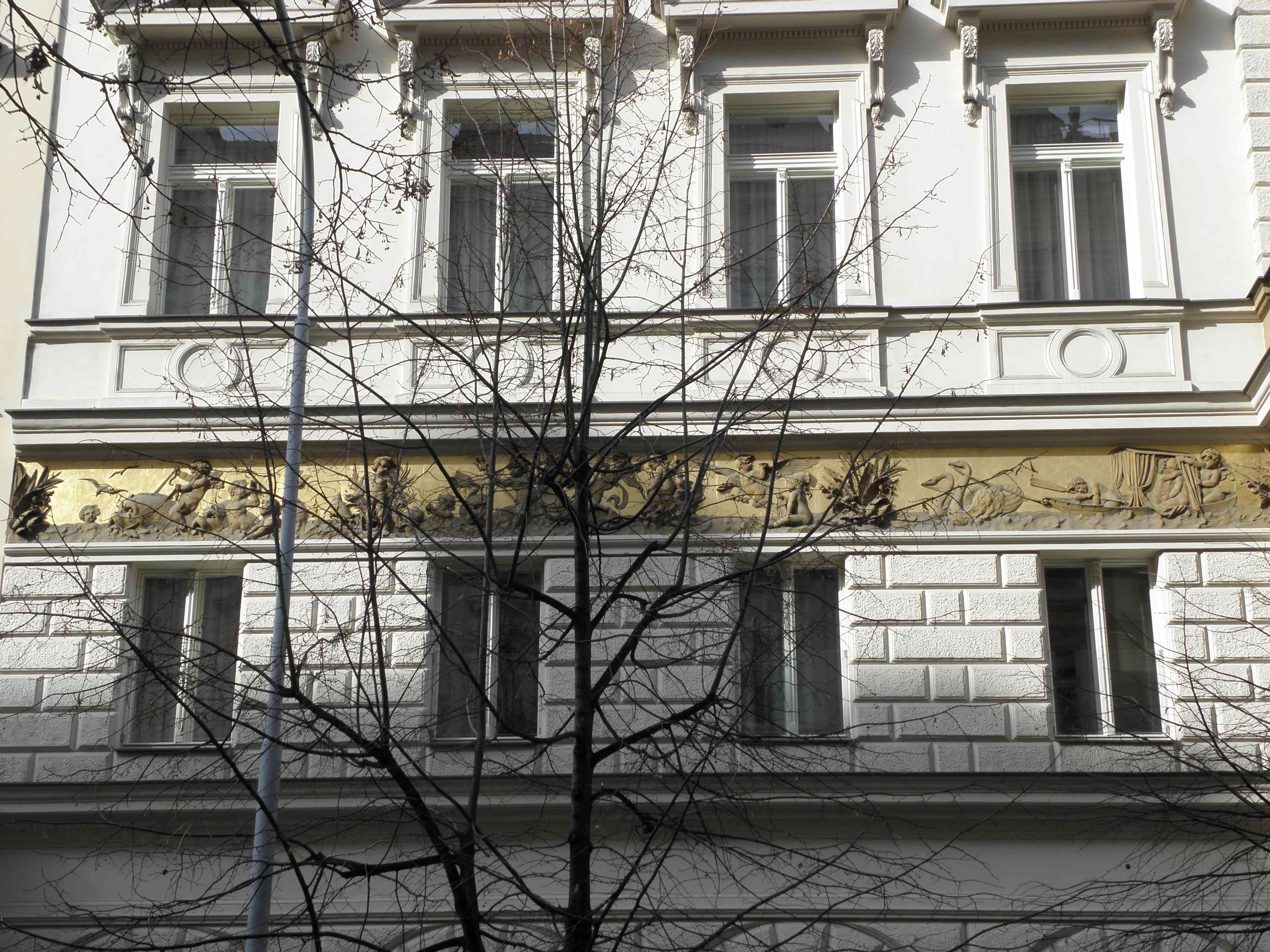 Novorenesanční nájemní dům s lázněmi