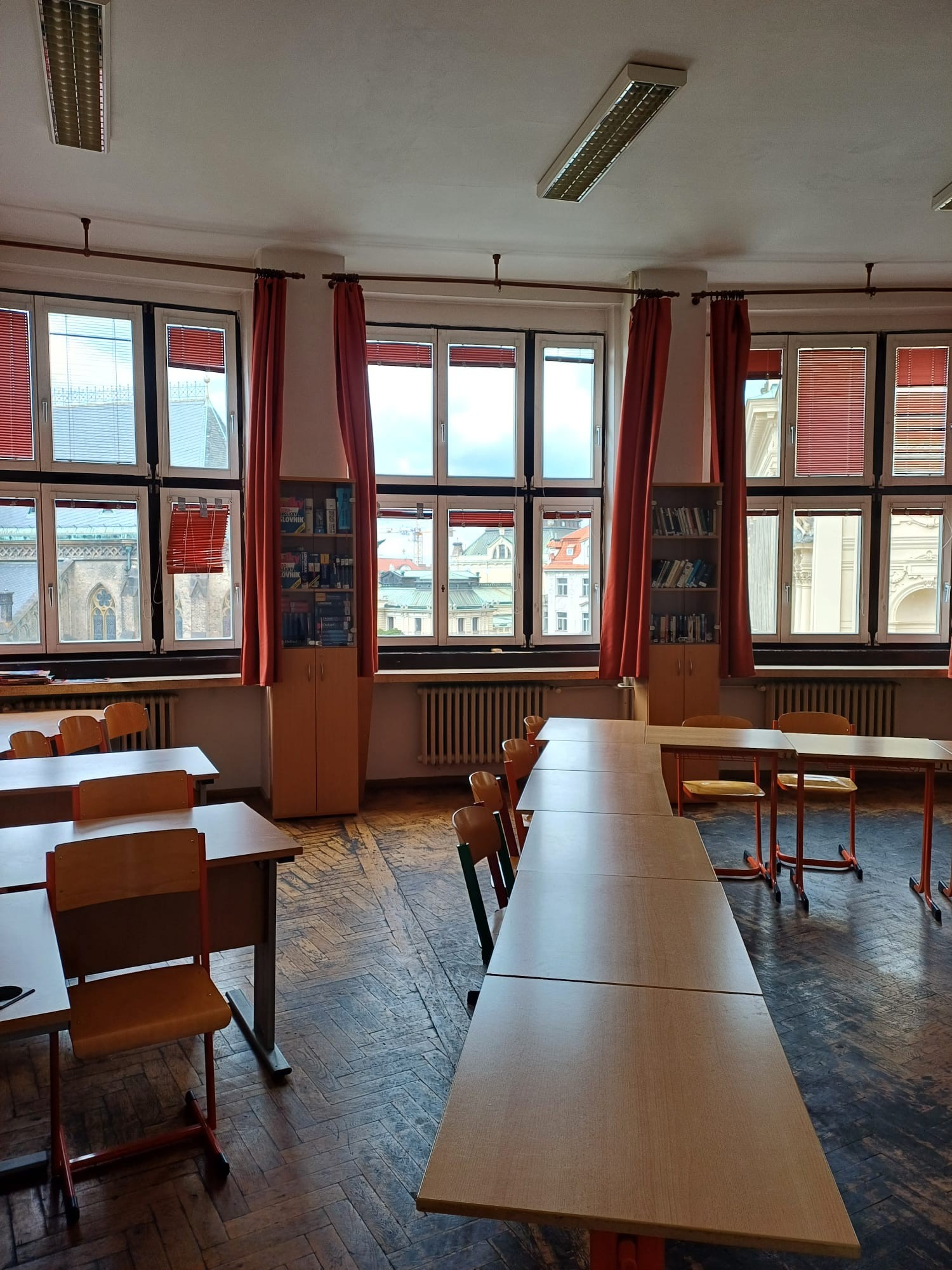Arcibiskupské gymnázium, Korunní čp. 586/2