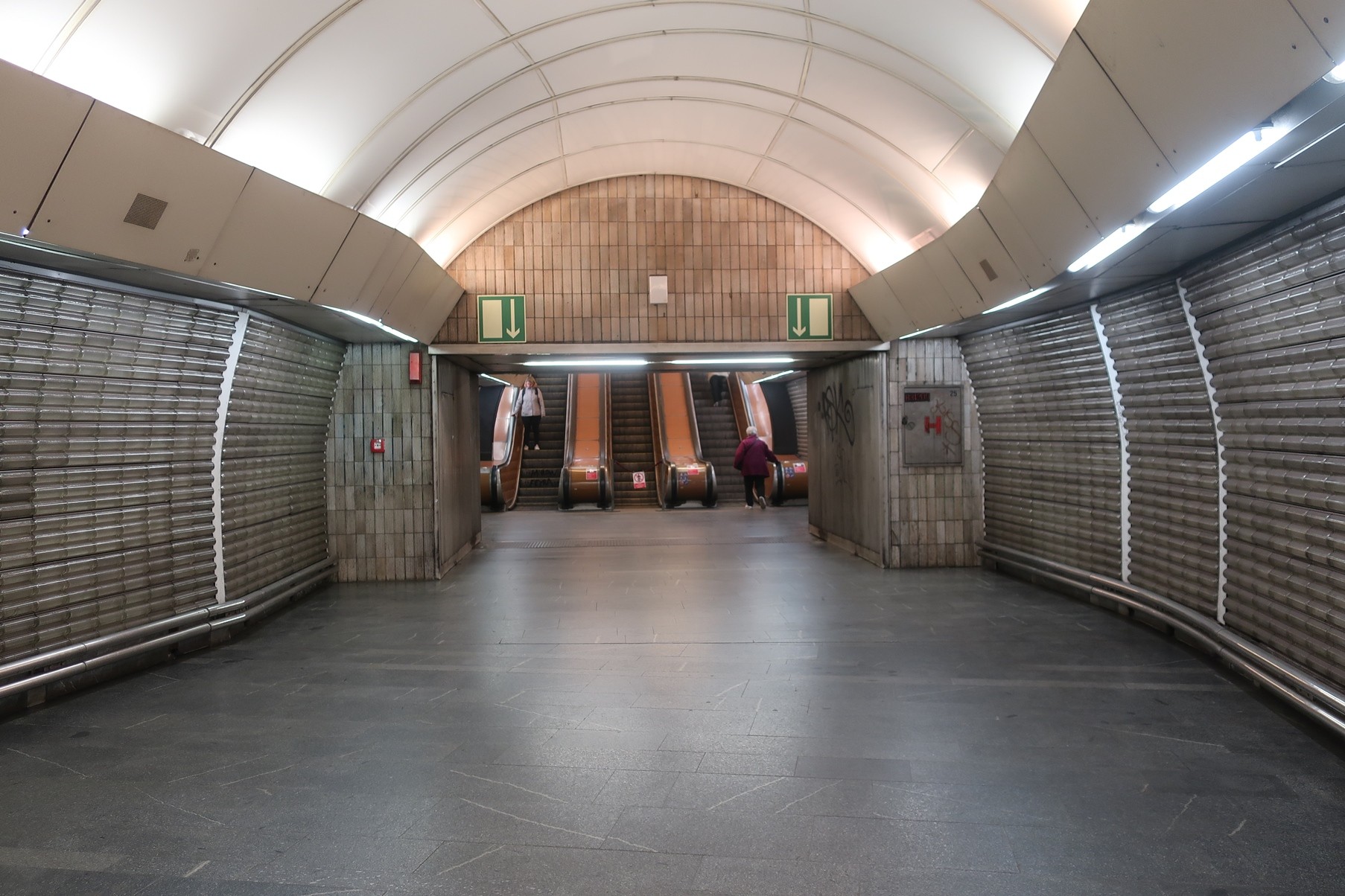 Stanice metra B Karlovo náměstí, Palackého a Karlovo náměstí