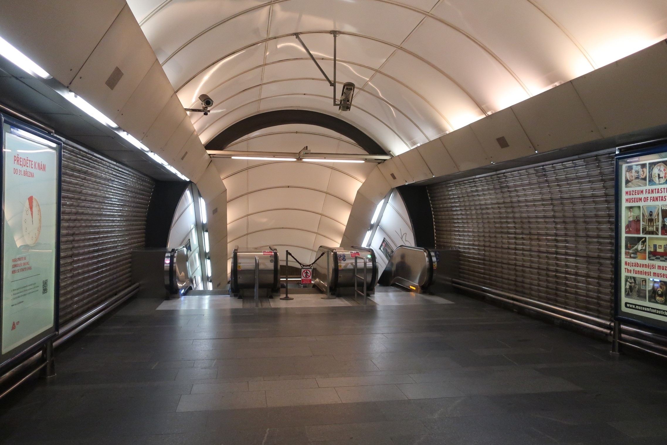 Stanice metra B Karlovo náměstí, Palackého a Karlovo náměstí
