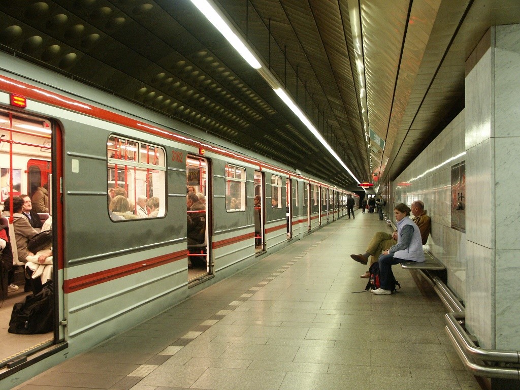 Stanice metra A Náměstí Míru, náměstí Míru
