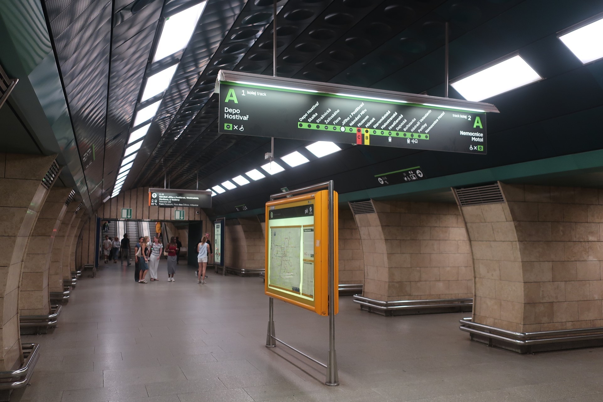 Stanice metra trasy A Jiřího z Poděbrad, náměstí Jiřího z Poděbrad
