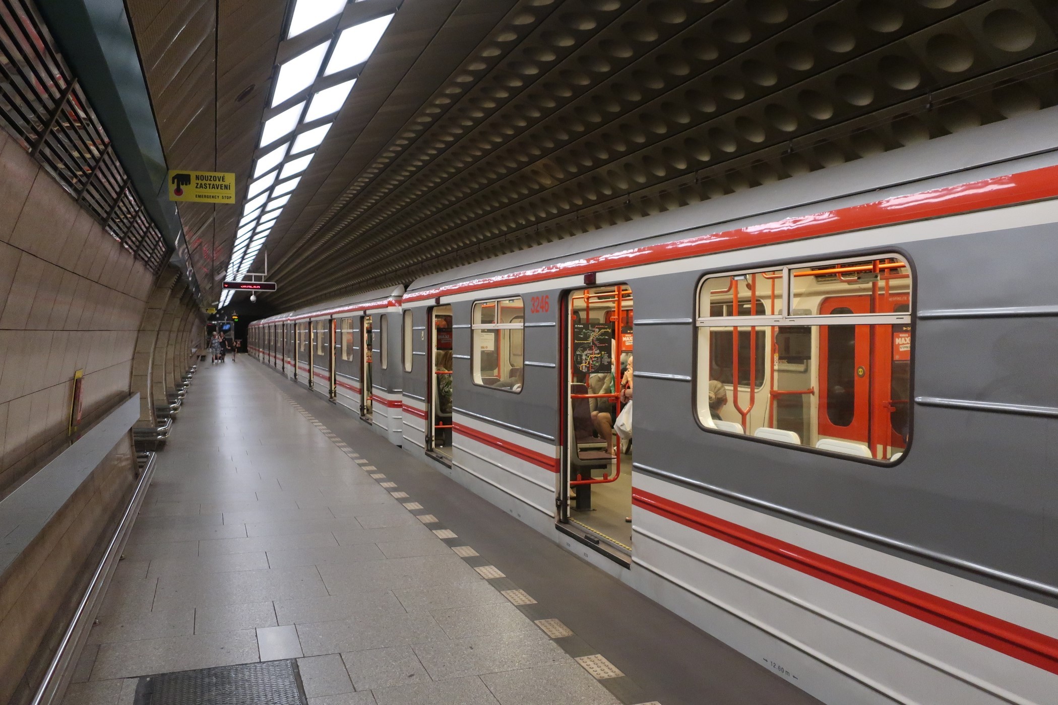 Stanice metra trasy A Jiřího z Poděbrad, náměstí Jiřího z Poděbrad