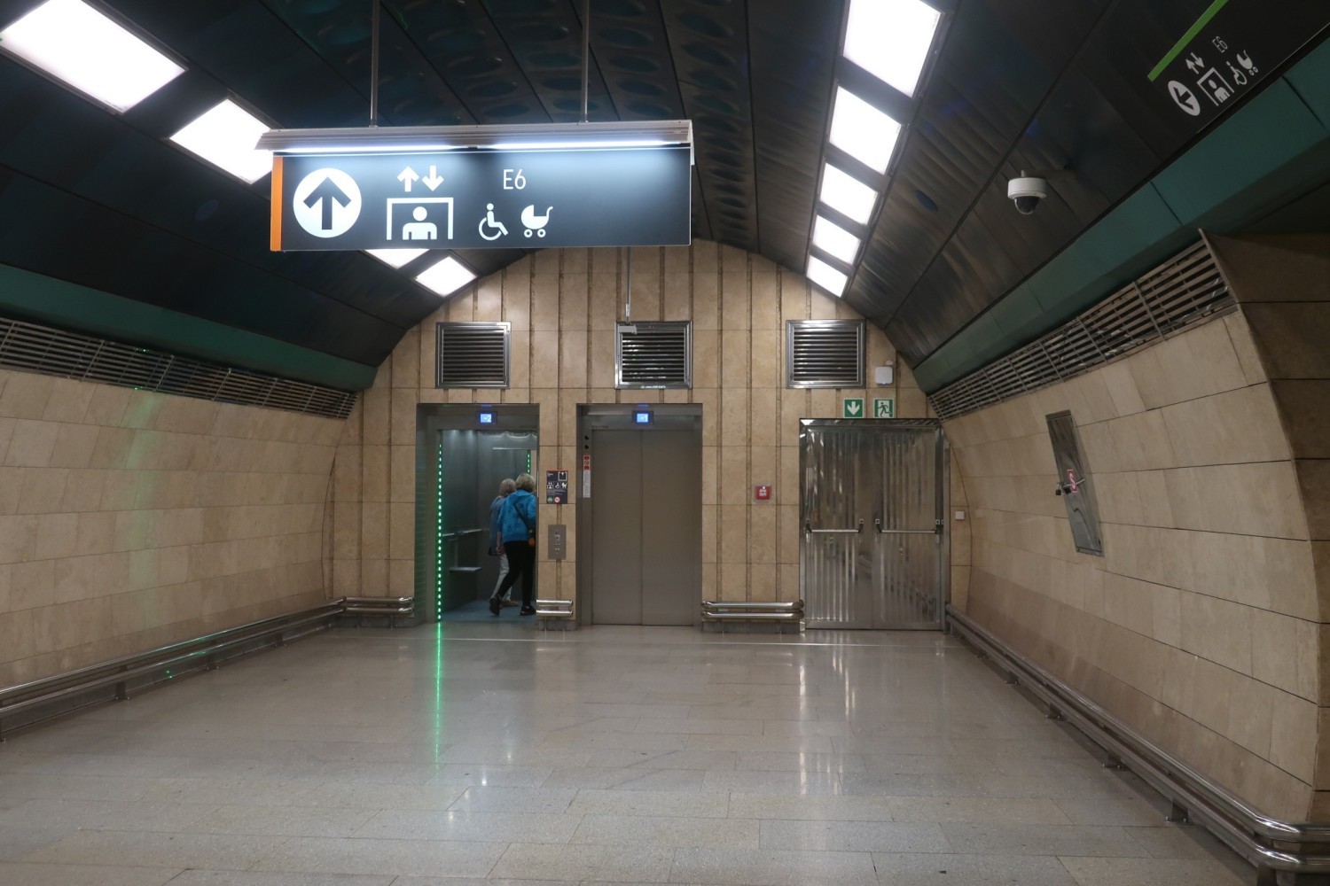 Stanice metra trasy A Jiřího z Poděbrad, náměstí Jiřího z Poděbrad