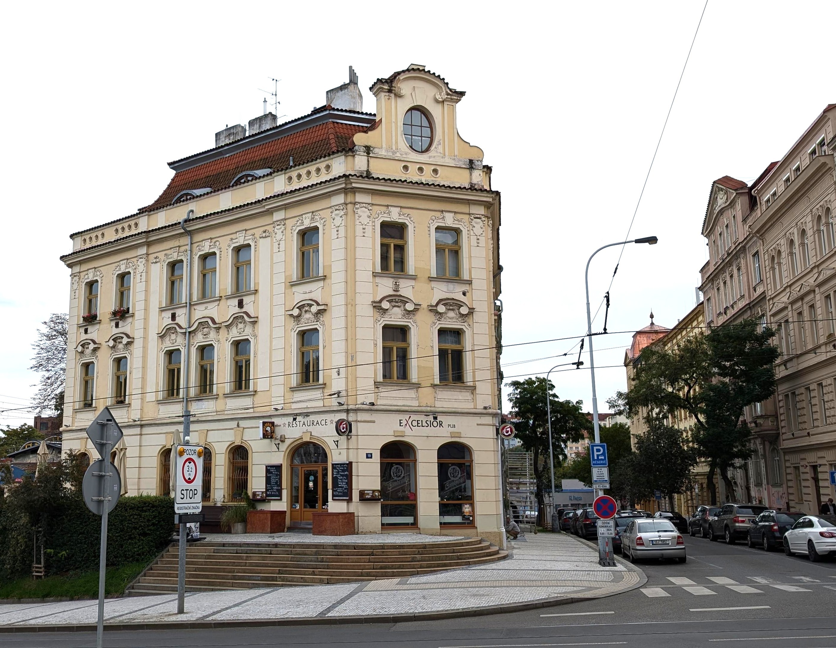 Hotel Excelsior a nájemní dům. Bělehradská čp. 1350/19