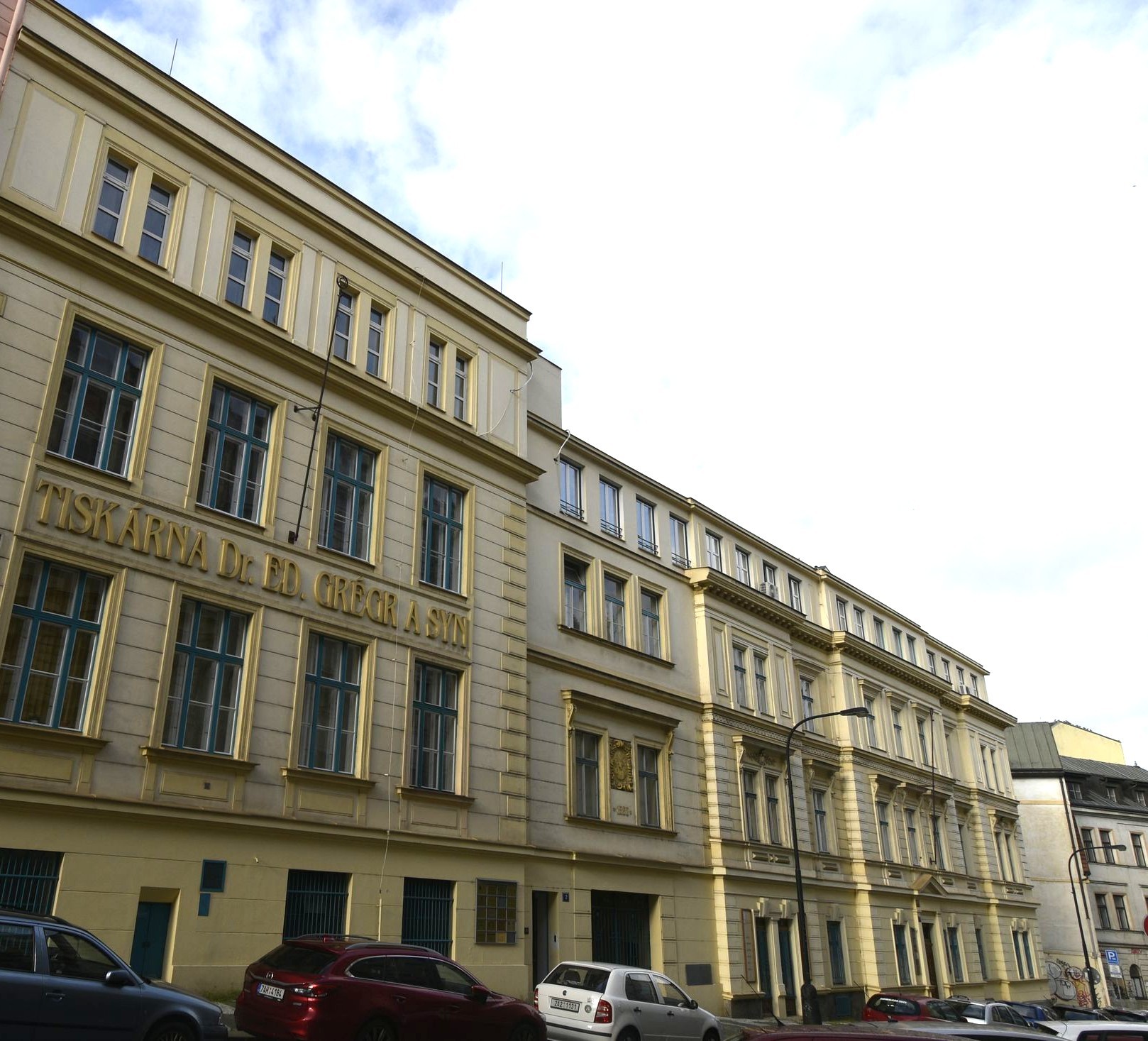 Bývalá kaple Všech Svatých, V Tůních čp. 1268/5, Na Rybníčku 20 a dům Na Rybníčku 18