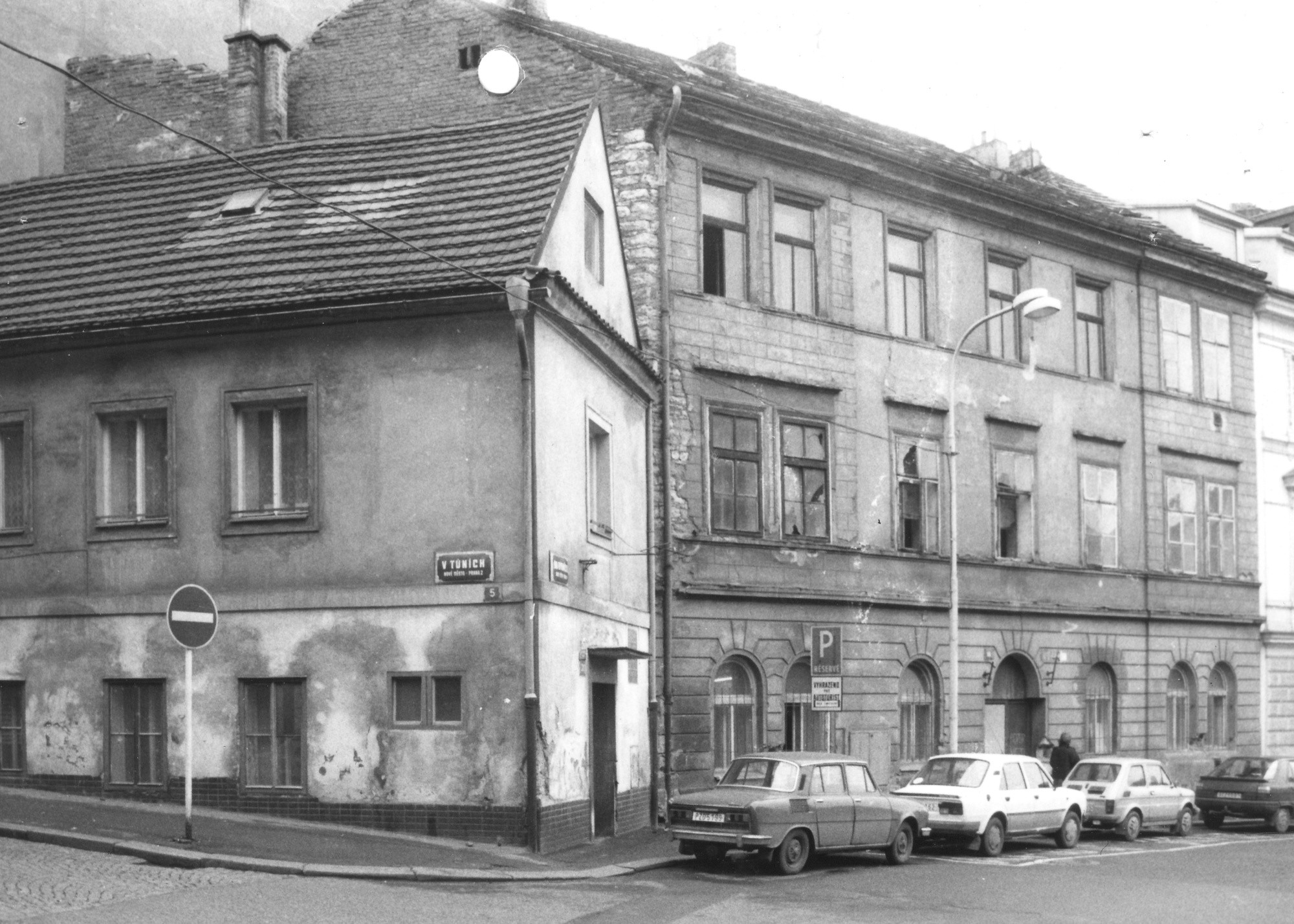 Bývalá kaple Všech Svatých, V Tůních čp. 1268/5, Na Rybníčku 20 a dům Na Rybníčku 18