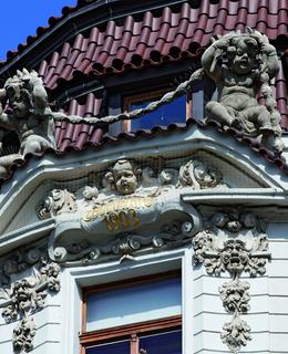 Neobarokní nájemní domy na náměstí Míru a neogotický nájemní dům na Vinohradské třídě