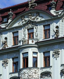 Neobarokní nájemní domy na náměstí Míru a neogotický nájemní dům na Vinohradské třídě