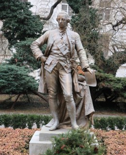 Socha panovníka v areálu VFN